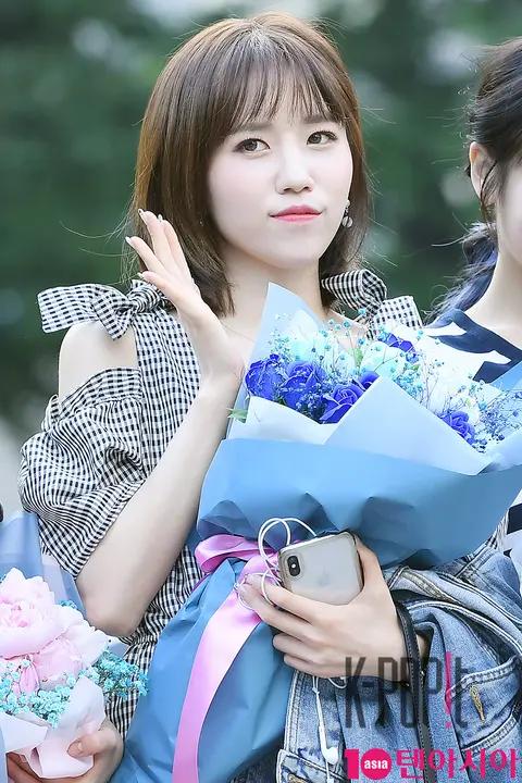 Lovelyz, Jin (BTS) — Music Bank Arrival