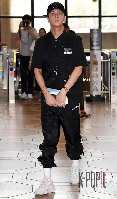 VIXX, Ravi — Airport