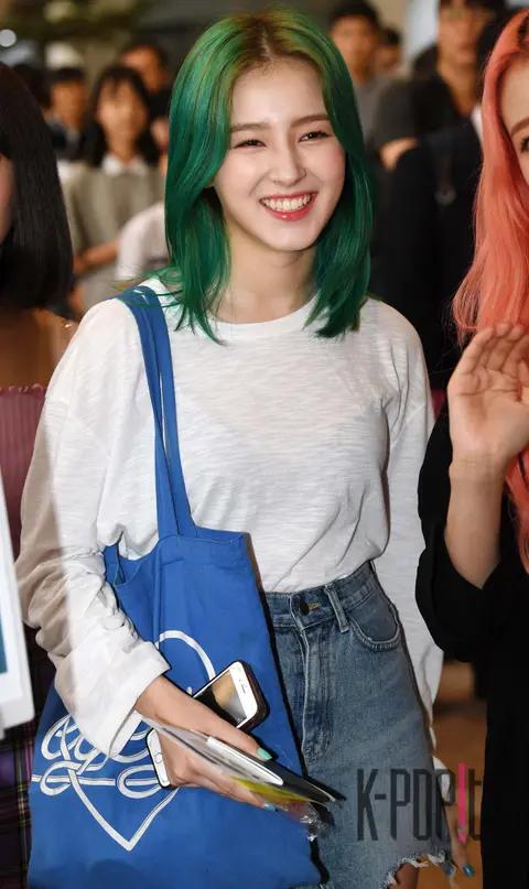MOMOLAND, Nancy — Airport