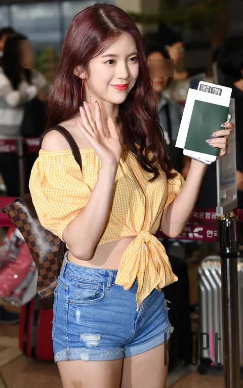 MOMOLAND, Daisy — Airport