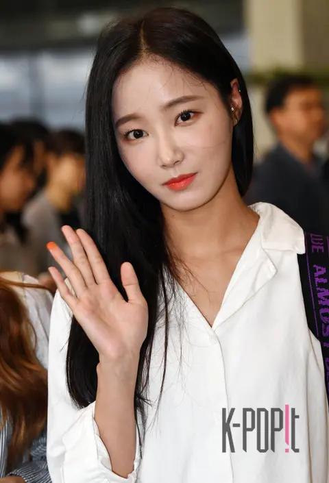 MOMOLAND, Yeon-woo — Airport