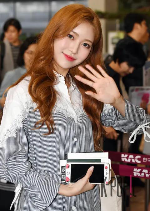 MOMOLAND, Jane — Airport
