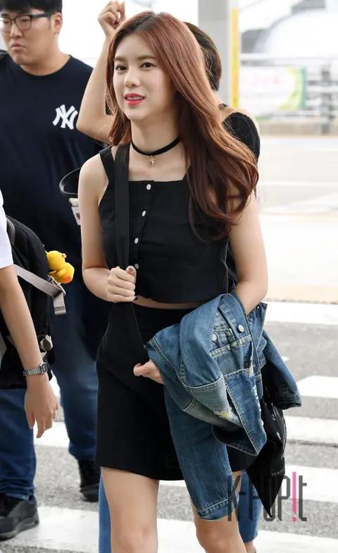 MOMOLAND, Daisy — Airport