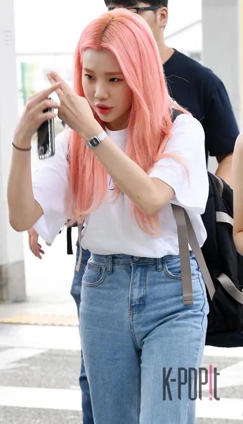 MOMOLAND, Joo-ee — Airport