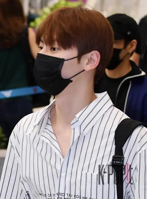 Wanna One, Hwang Min-hyun — Airport
