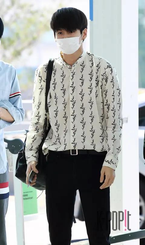 Wanna One, Ong Seong-wu — Airport