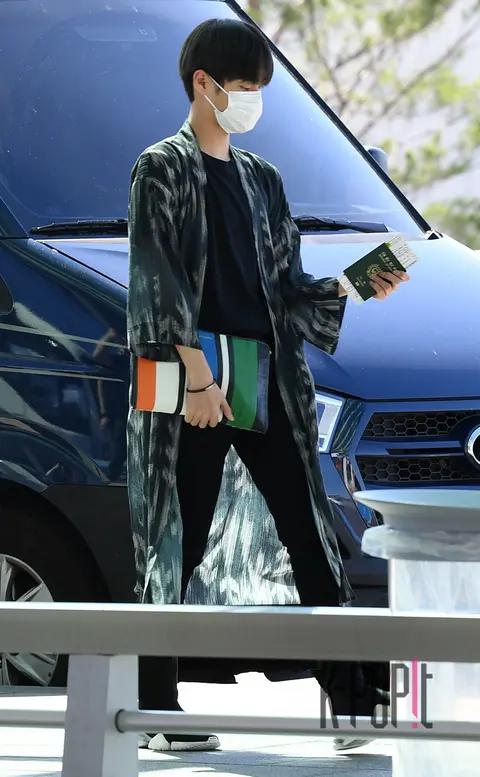 Wanna One, Lee Dae-hwi — Airport