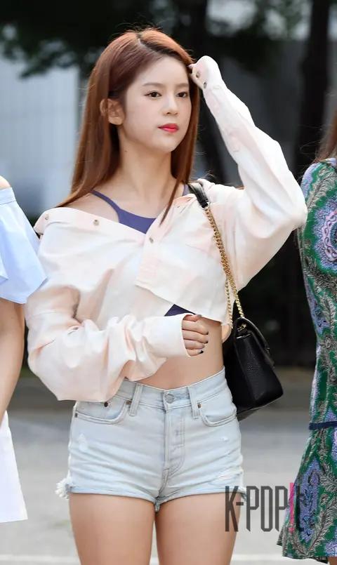 MOMOLAND, Daisy — Music Bank Arrival