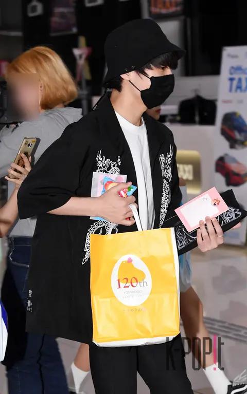 TRCNG, Ji-sung — Airport
