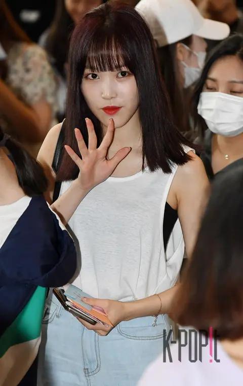 GFRIEND, Yuju 1 — Airport