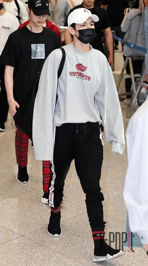 Wanna One, Ong Seong-wu — Airport