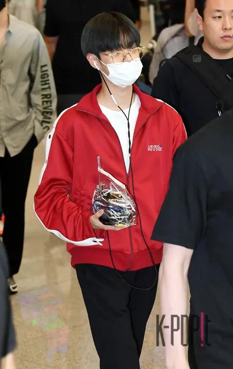 Wanna One, Lee Dae-hwi — Airport