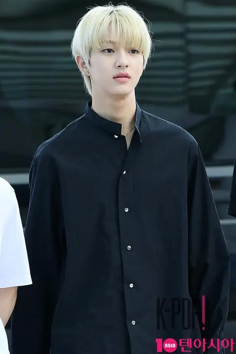 Golden Child, Bong Jae-hyun — Airport
