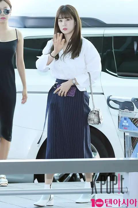 Apink, Park Cho-rong — Airport