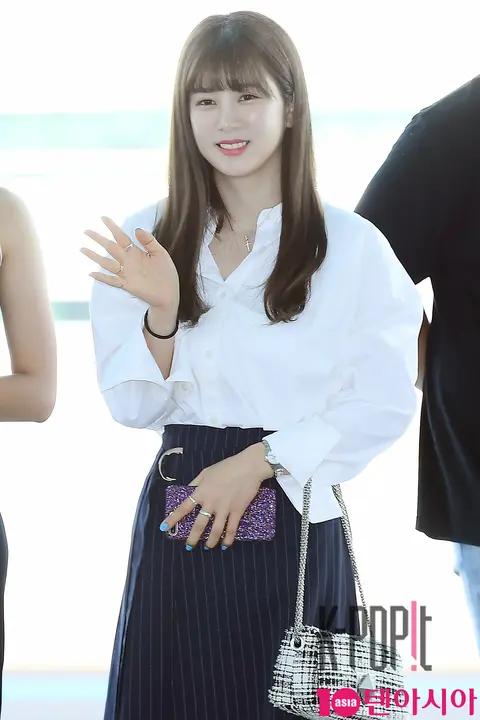 Apink, Park Cho-rong — Airport