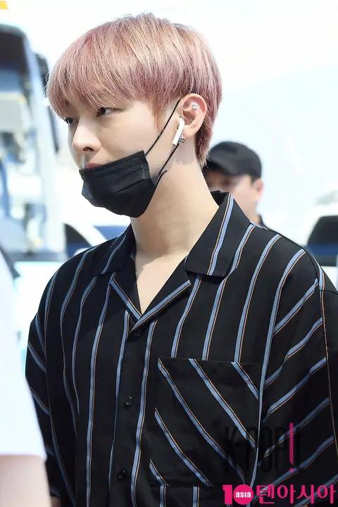 Wanna One, Yoon Ji-sung — Airport