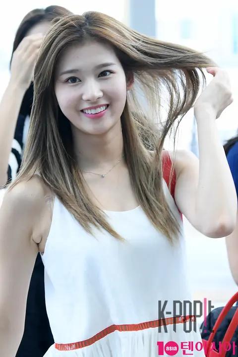 TWICE, Sana 1 — Airport