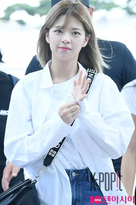 TWICE, Jeongyeon — Airport