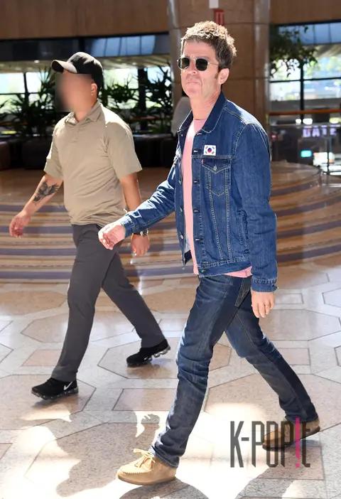 Noel Gallagher 4 — Airport