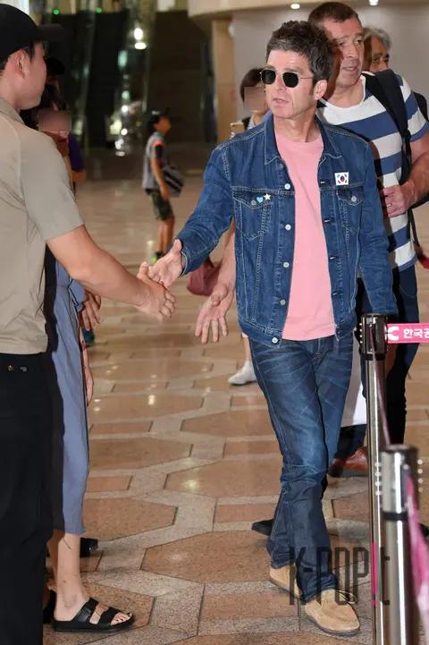 Noel Gallagher 6 — Airport