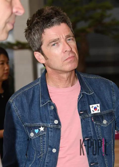 Noel Gallagher 8 — Airport