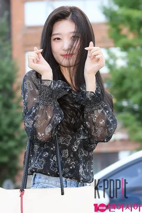 DIA, Jeong Chae-yeon — Music Bank Arrival