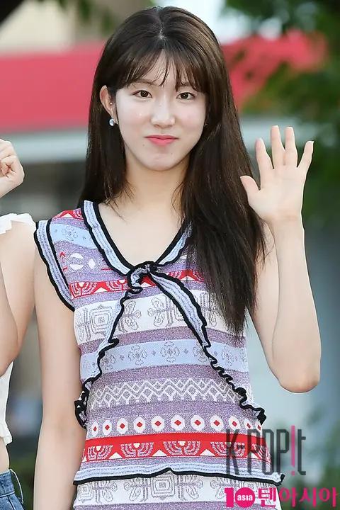 LABOUM, Jiyen — Music Bank Arrival