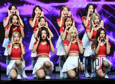 Group Photo 11 — LOONA Showcase
