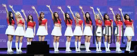 Group Photo 3 — LOONA Showcase