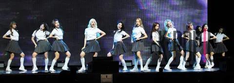Group Photo 4 — LOONA Showcase