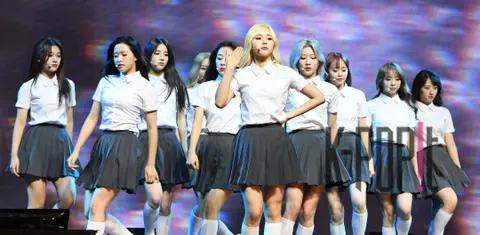 Group Photo 5 — LOONA Showcase
