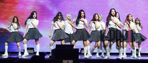 Group Photo 6 — LOONA Showcase