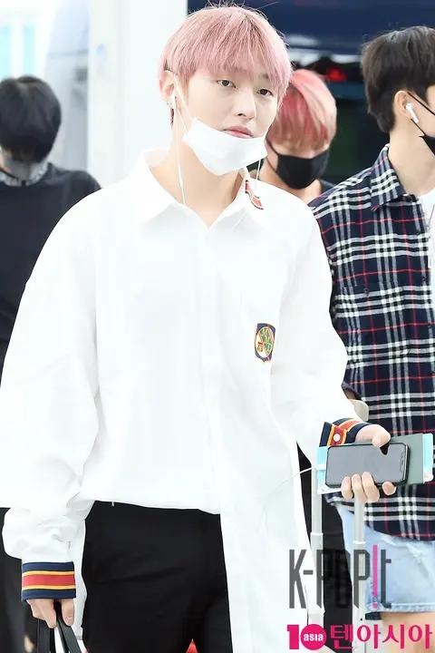 Wanna One, Yoon Ji-sung — Airport