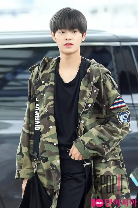 Wanna One, Lee Dae-hwi — Airport