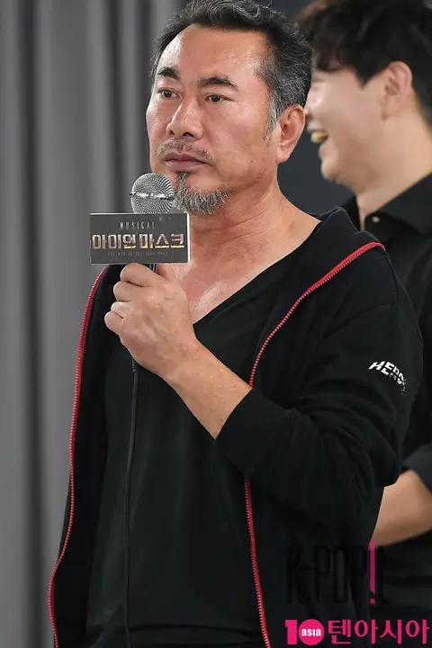 Kim Deok-hwan — Iron Mask Practice Room Unveiling — 2018-08-29
