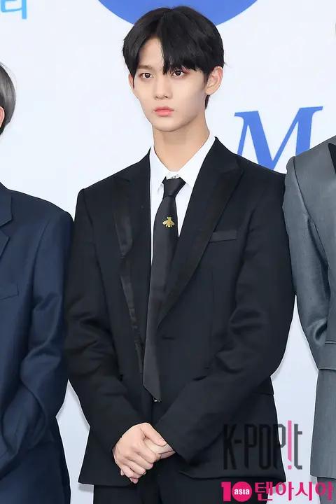 Wanna One, Bae Jin-young — SoribadaAwards Blue Carpet