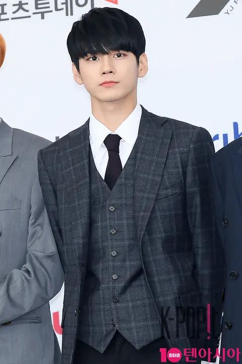 Wanna One, Ong Seong-wu — SoribadaAwards Blue Carpet