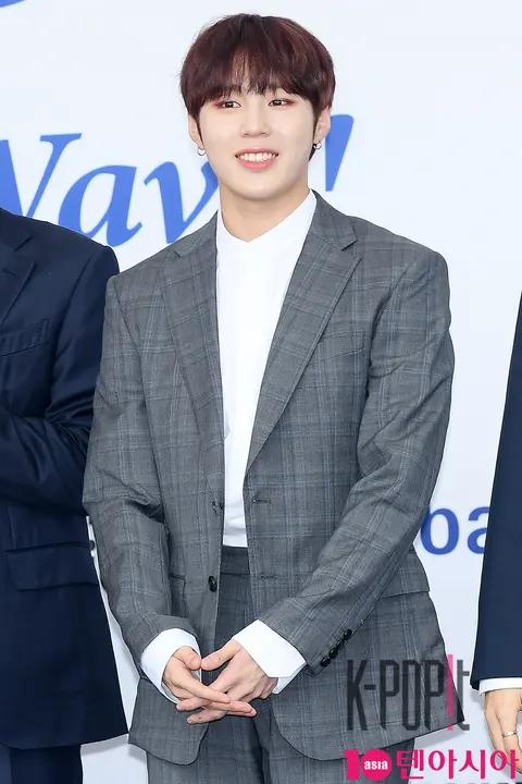 Wanna One, Ha Sung-woon — SoribadaAwards Blue Carpet