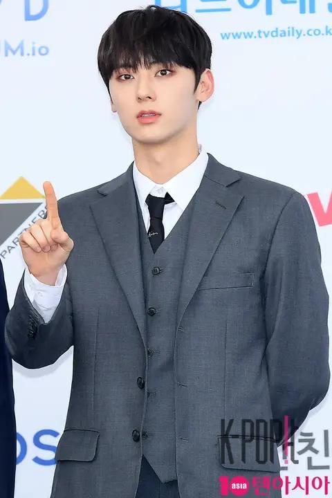 Wanna One, Hwang Min-hyun — SoribadaAwards Blue Carpet