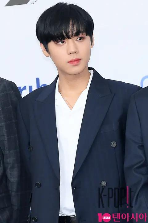 Wanna One, Park Ji-hoon — SoribadaAwards Blue Carpet