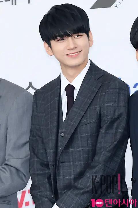 Wanna One, Ong Seong-wu — SoribadaAwards Blue Carpet