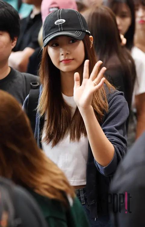 TWICE, Tzuyu (TWICE) — Airport