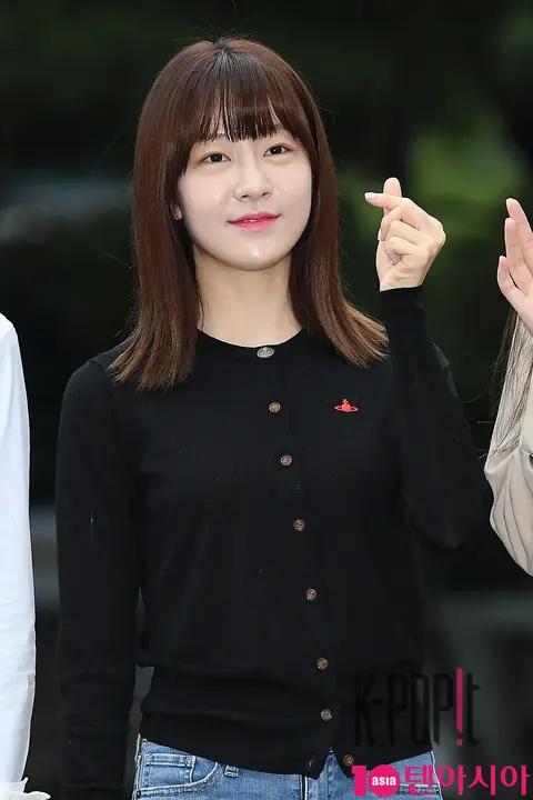 LABOUM, Yu-jeong — Music Bank Arrival