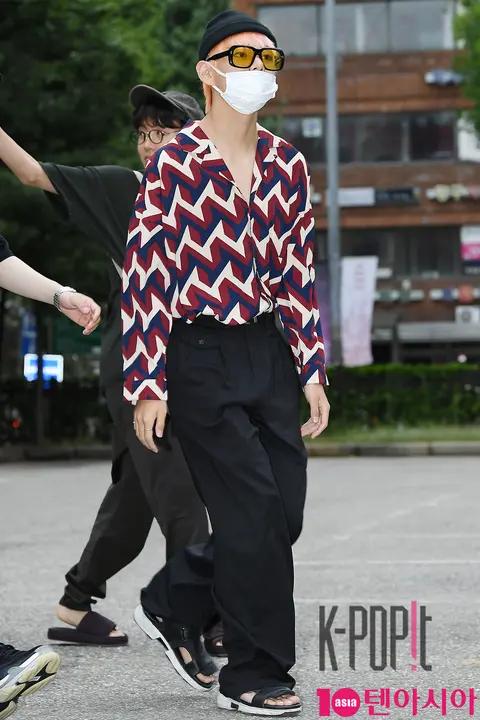BTS, V 2 — Music Bank Arrival