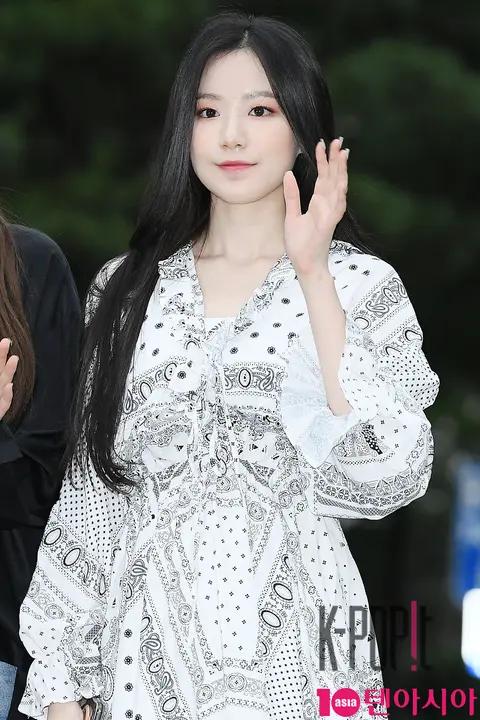 (G)I-DLE, Shuhua — Music Bank Arrival