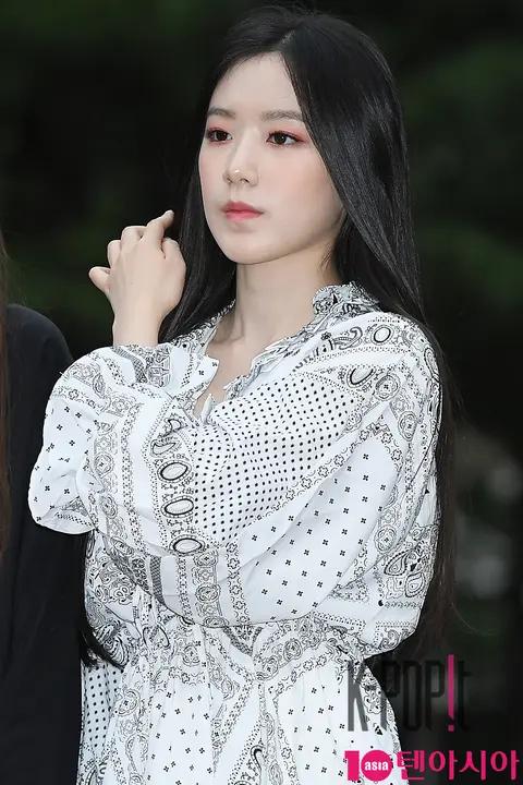 (G)I-DLE, Shuhua — Music Bank Arrival