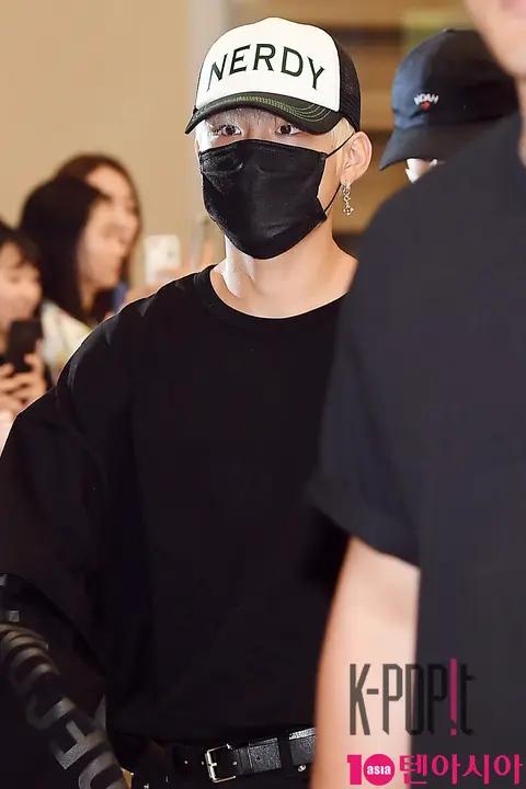 Wanna One, Park Woo-jin — Airport