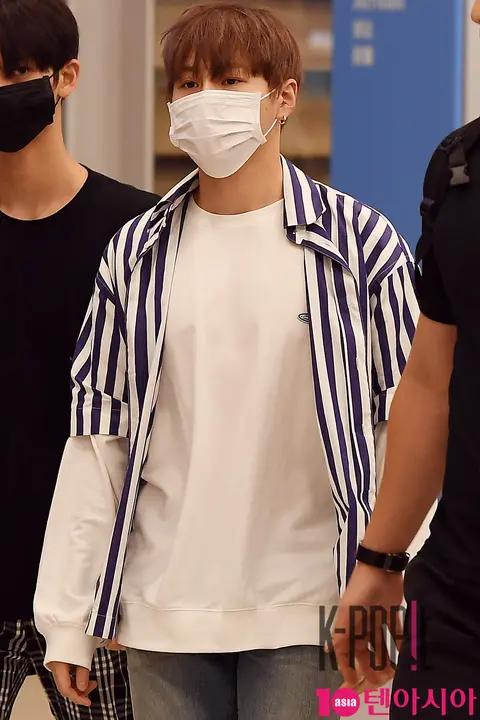 Wanna One, Ha Sung-woon — Airport