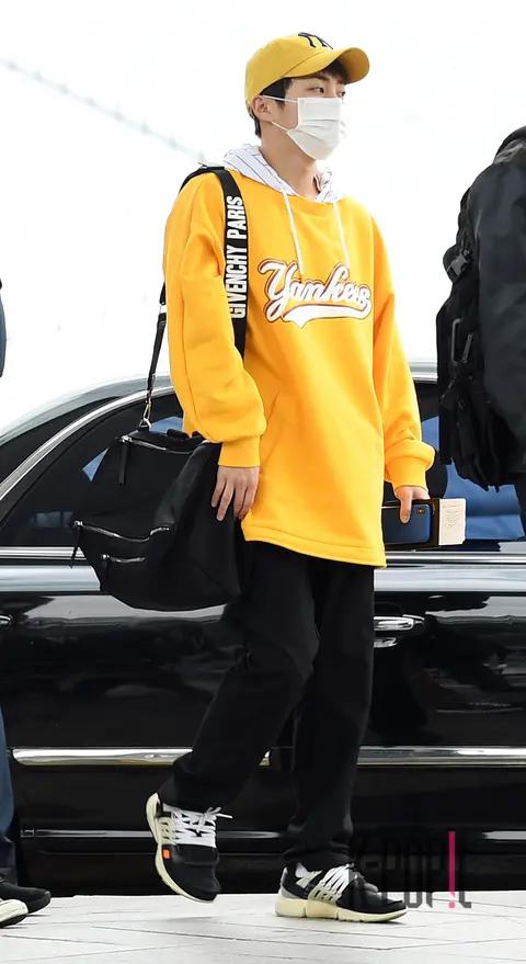 EXO, Xiumin (EXO) — Airport