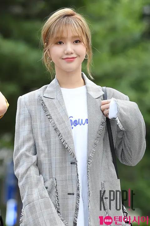 OH MY GIRL, Mimi — Music Bank Arrival